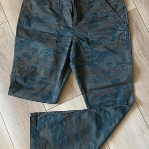 Chaps Women’s size 10 Camouflage cargo skinny pant
